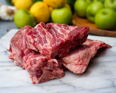 Свинина на кости охлаждённая 1 кг - купить в Золотиловской